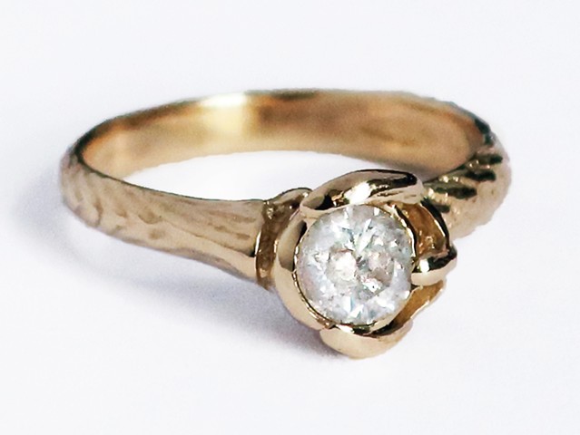 Gold claw ring, white industrial diamond, crushed ice diamond, claw ring
