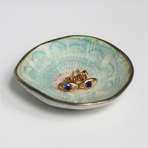 Small white & blue lace dish & sapphire eye studs