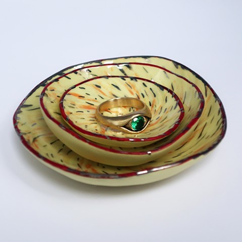 Yellow feather nesting dishes with green eye ring