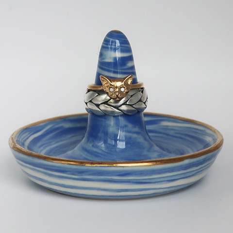 Blue & white marbled porcelain ring holder with gold kitty ring and silver wide braid ring