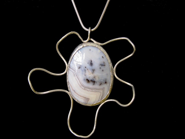 Fixed agate on silver snake chain