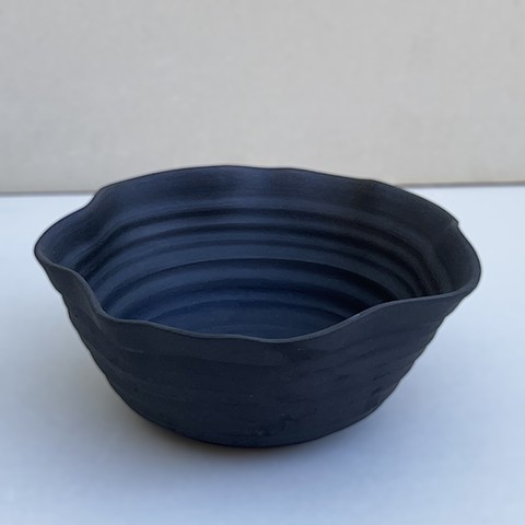 sable black pot, undulating edge
