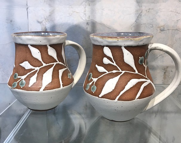 Mugs with white leaves and green berries