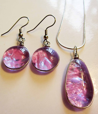 Lavender drop set...

details:
lovely lavender drop is 1"x 1/2" and comes on 18" silver snake chain
earrings are 5/8" round
comes on hypoallergenic ear wires