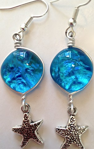 blue starfish earrings...

details:
dichroic glass, wrapped in silver with a dangly silvery starfish...