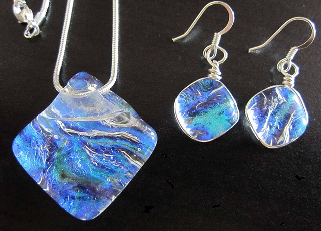 Classic Clear "pillow" set
details:
Here's my Classic "Pillow set" in clear. I make it in all sorts of other colors too!
The necklace is a little over 1" square and the earrings are about 1/2" square. I've wrapped the earrings in silver wire and put th