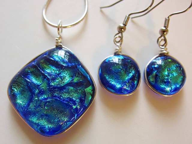 "Deep Ocean Blue" Large Pillow necklace and earrings

details:
pendant is approx. 1.25" across and comes on 18" silver snake chain--$60;
earrings are approx. 1/2" across and come on hypoallergenic ear wires--$38