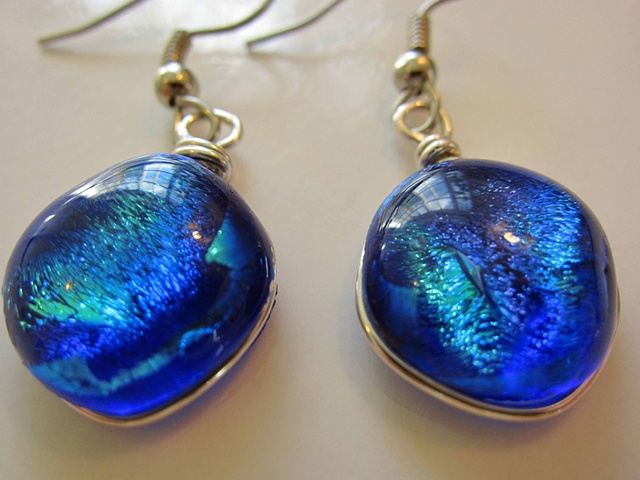 "Into the Blue" earrings

details:
5/8" wide x 5/8" wide
hypoallergenic ear wires