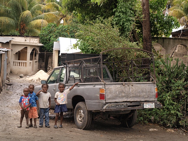 Children standing by a pickup truck
Léogâne