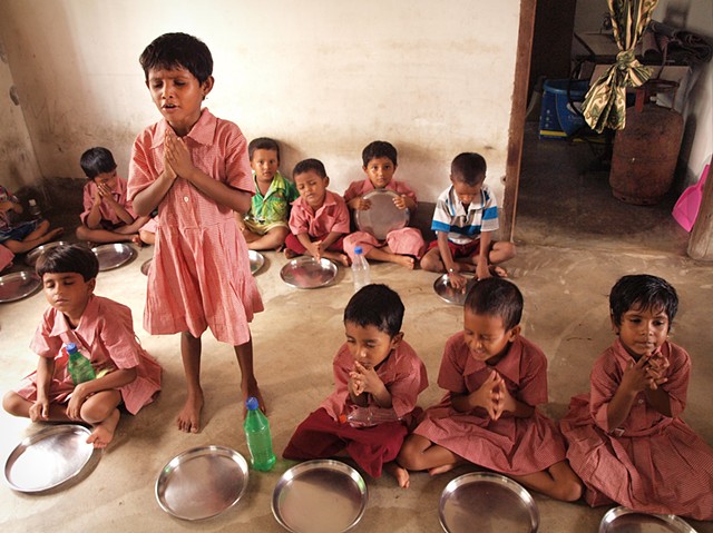 Praying before eating, Calcutta Mercy school feeding program