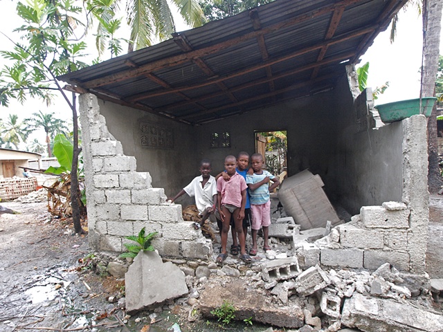 Children by demolished home
Léogâne