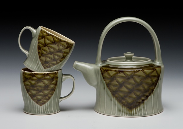teapot with overhead handle and cups