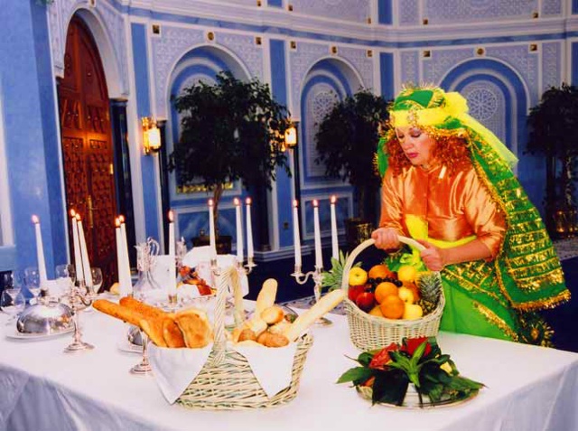 "Miss Nora Sets A Fine Table", a still photo from the video " Miss Nora And The Eco-Geckos"