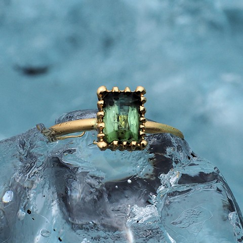 18ky Gold Ring with Green Tourmaline Detail View