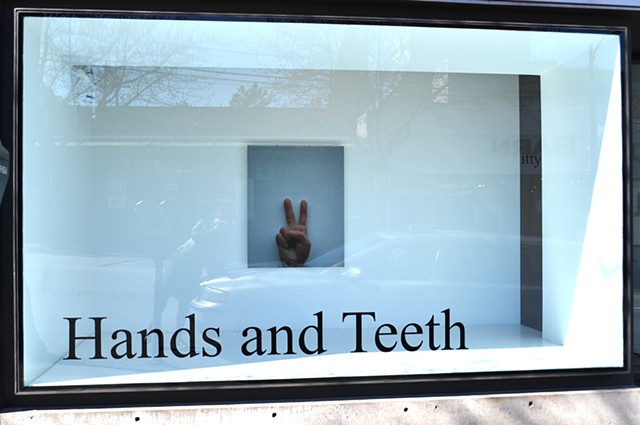 Hands And Teeth
2014