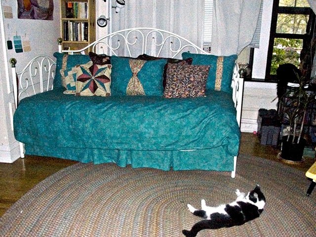 Full view of daybed with pillows