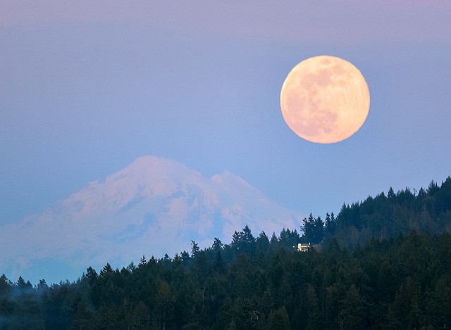 Mount Baker with Super Moon

March 20, 2019