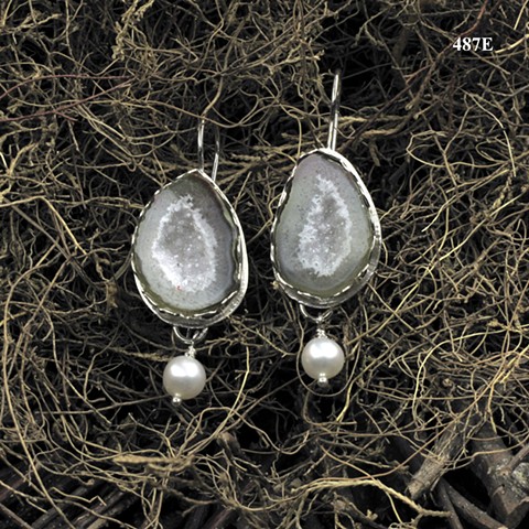 split geode drusy set in silver with pearls on silver ear wires ((#487E)