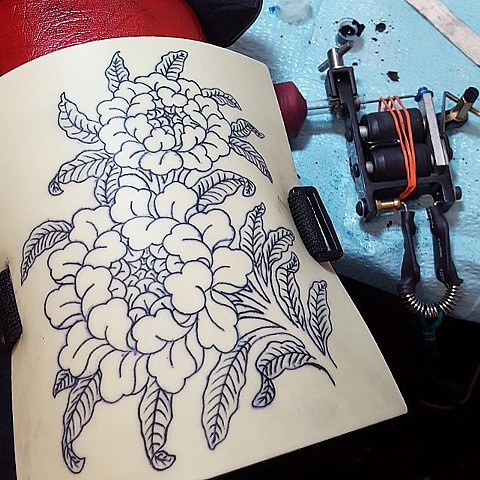 machine tattoo, black ink, old school tattoos, old skool, designs, practice skin, buddhist flowers, peony, peonies