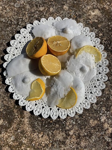 "a ghiacciata di minna" is a reference to the cold served coconut or oysters, served with lemon on ice. They are sold by 2€/piece 