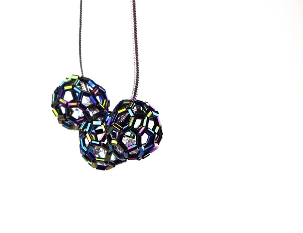 Short necklace with truncated icosahedron structural beads