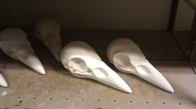 Porcelain raven sculls for an exhibition at Louisiana Denmark. 
Size: 30x13 cm