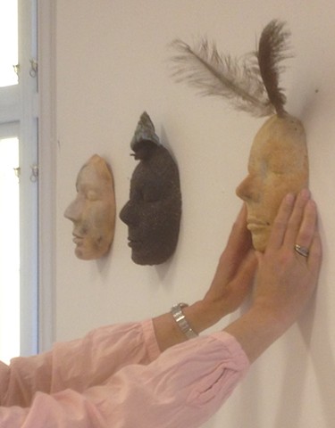I det stille
Steingods masker fra sommerutstillingen på H12 Galleriverkstedet 2015