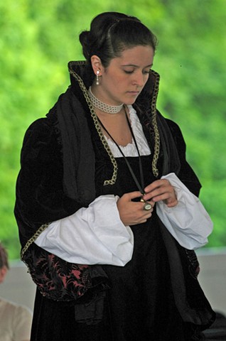 It was a great challenge to this dress revisable