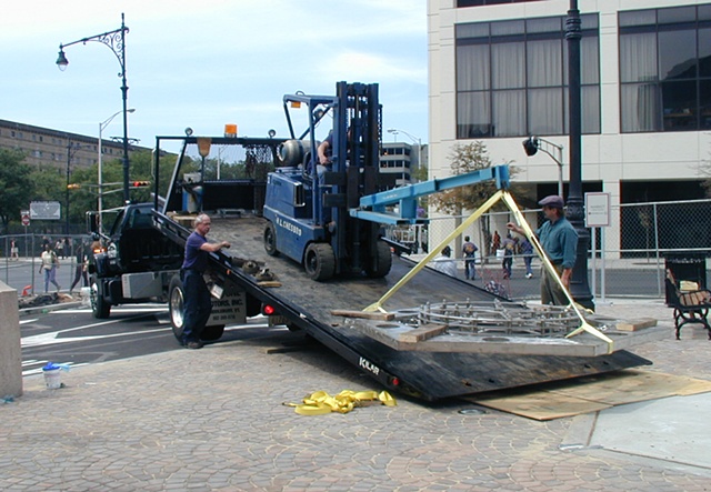 "New Arc" unloading the sculpture on site