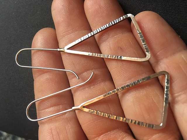 Long triangle earrings made of square wire 