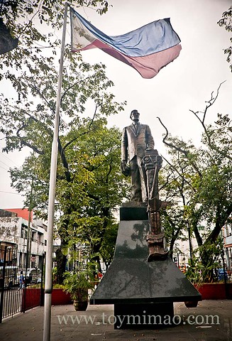 Bronze statue of Honorio Lopez in Manila City by sculptor Toym Imao 