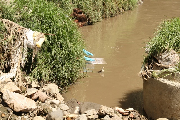 Image 2: La comunidad junto con el río piden por su limpieza performance