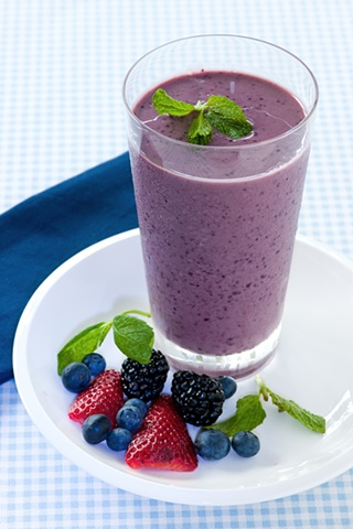 berries smoothie breakfast