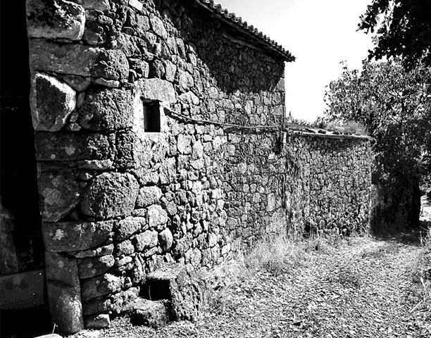"Bodega Along the Path"
The rugged rock wall of a bodega next to a path represents a typical scene in Galicia
