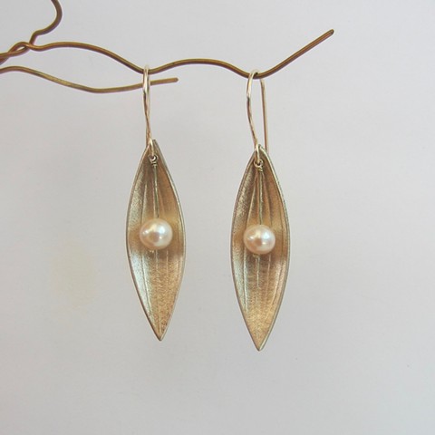 Golden Petals with Pearls earrings