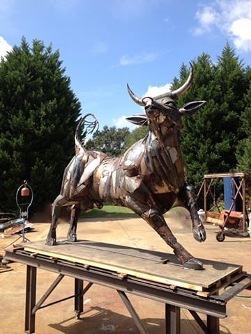 Bull sculptures by Thomas Prochnow