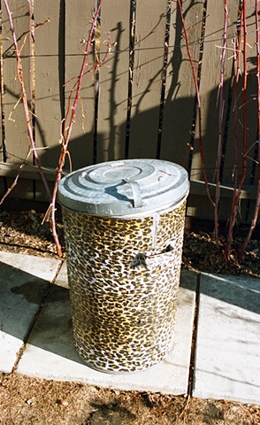 Fashionable garbage can