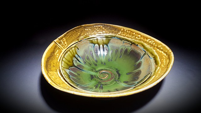 Item SD102 Lipped Serving Dish in Seaweed & Buff