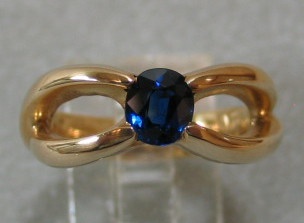 SAPPHIRE IN 14K RING TOP VIEW