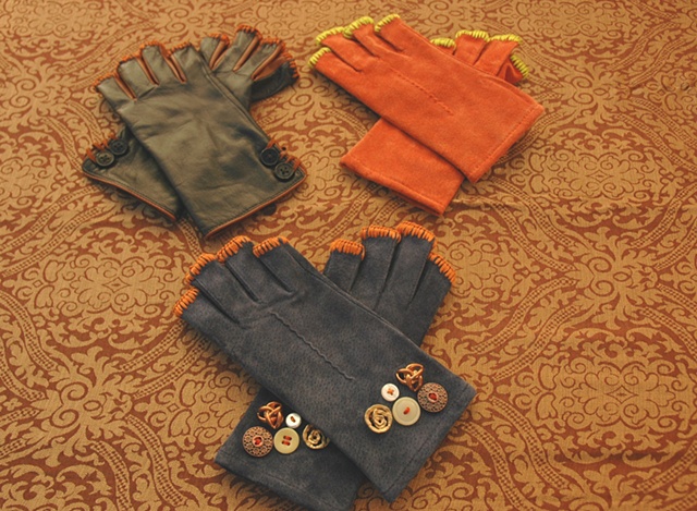 Leather fingerless gloves/ vintage buttons