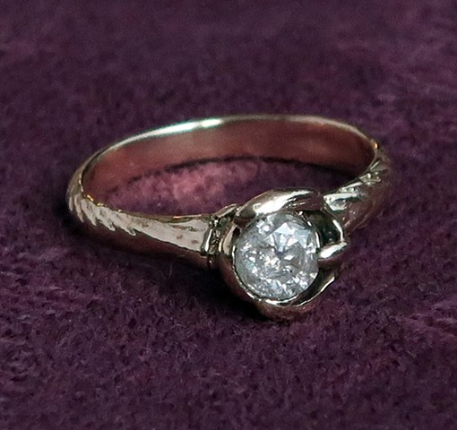 Gold claw ring, white industrial diamond, crushed ice diamond, claw ring