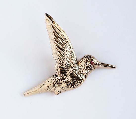 14k yellow gold hummingbird pendant with pink sapphire eye