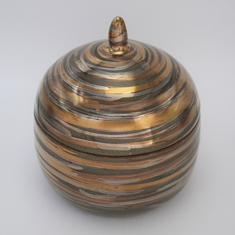 White and yellow gold vortex jar