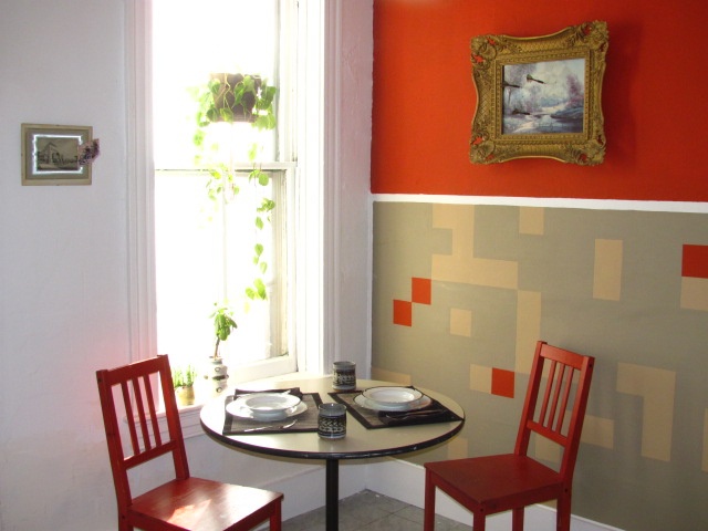 Kitchen wall: red with grid