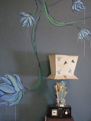 Wall with lamp