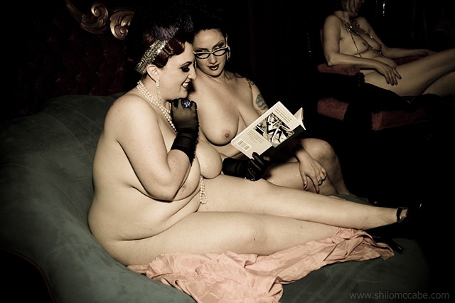 Naked Girls Reading