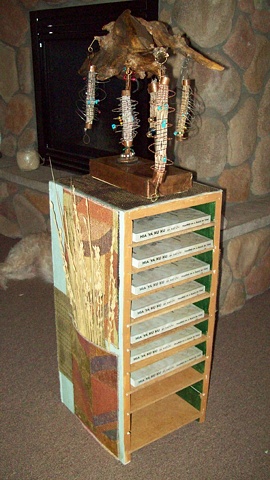 Pedestal / book shelf