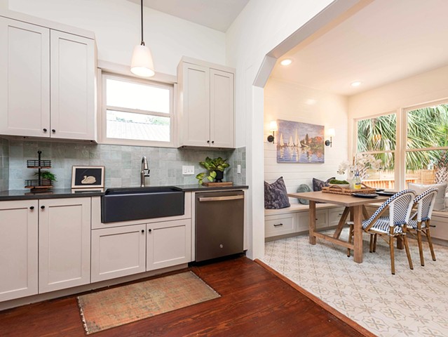Kitchen and breakfast