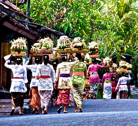 Women Temple offerings Bali