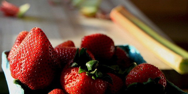 strawberries ruhbarb pie cooking